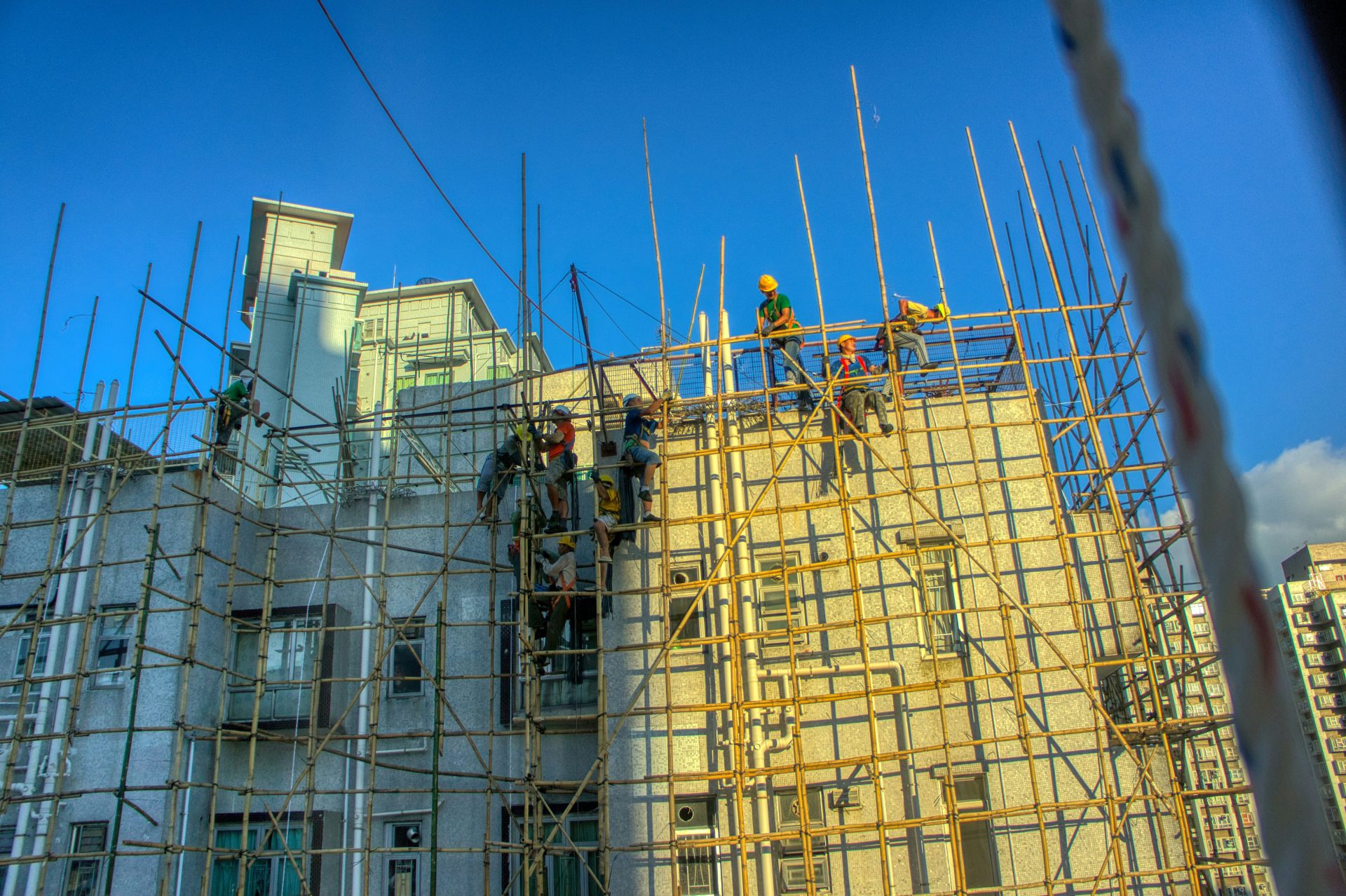 Ein großes Gebäude mit Gerüsten ringsherum.