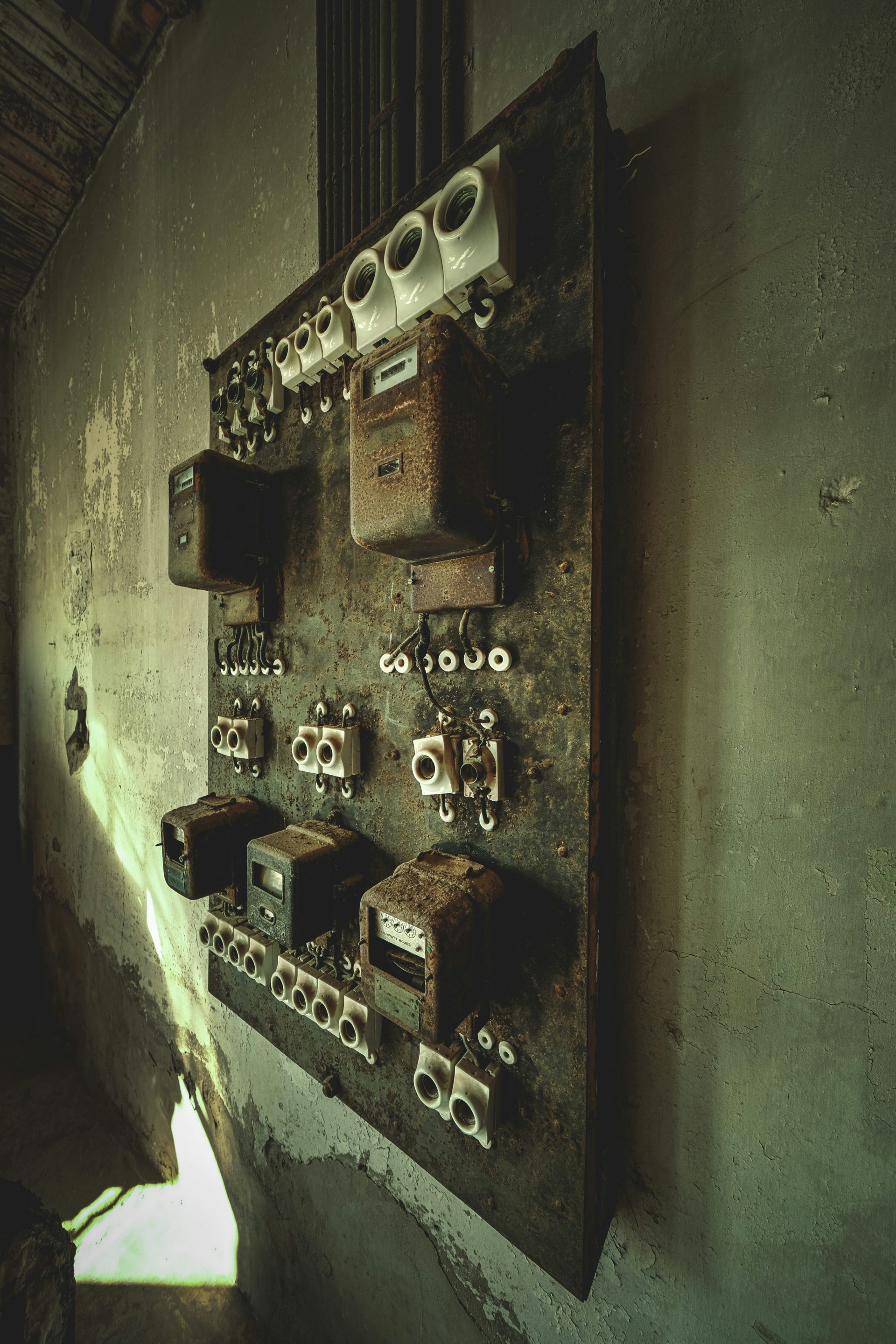 Ein Raum mit einer Menge elektrischer Geräte an der Wand